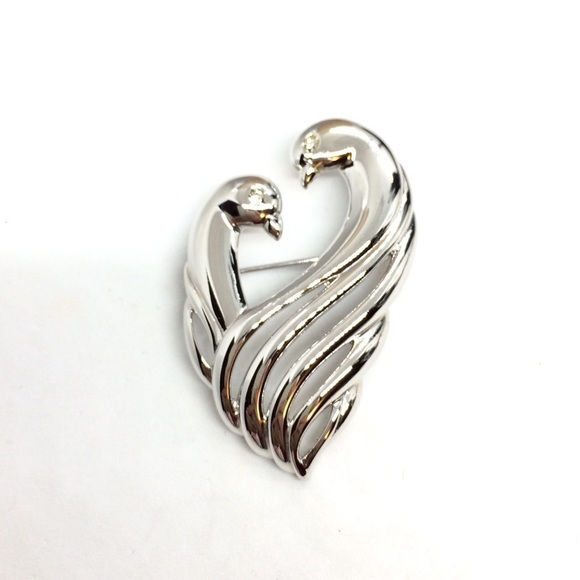 VINTAGE MONET TURTLE DOVES HEART BROOCH SILVER TONE BIRDS - Picture 1 of 13